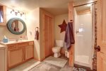 Alpine Retreat - Ground floor bathroom with shower. 